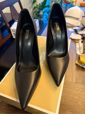 Brand new MICHAEL Michael Kors Black Pointed Leather High Heels